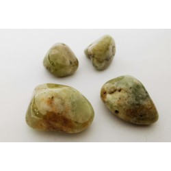 Canto rodado de granate verde