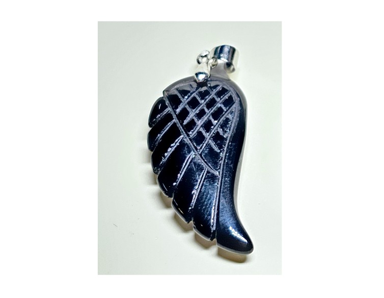 Colgante en forma de ala de mineral hematite