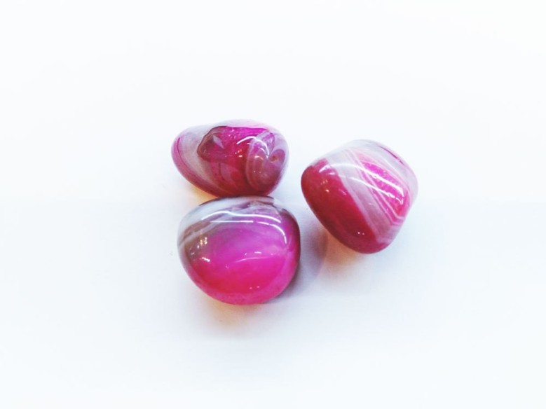 Canto rodado de ágata listada fucsia tamaño 5