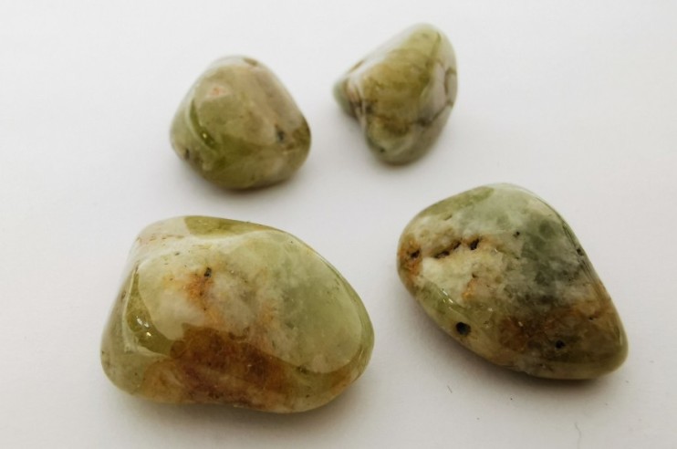 Canto rodado de granate verde tamaño 5