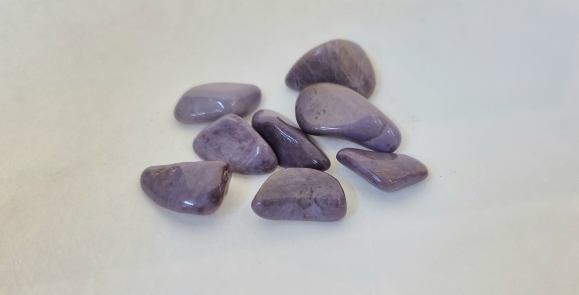 Canto rodado de jade violeta tamaño 2