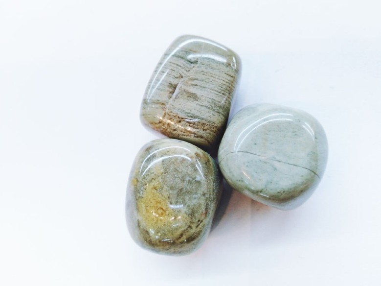 Canto rodado de jaspe verde gris tamaño 5