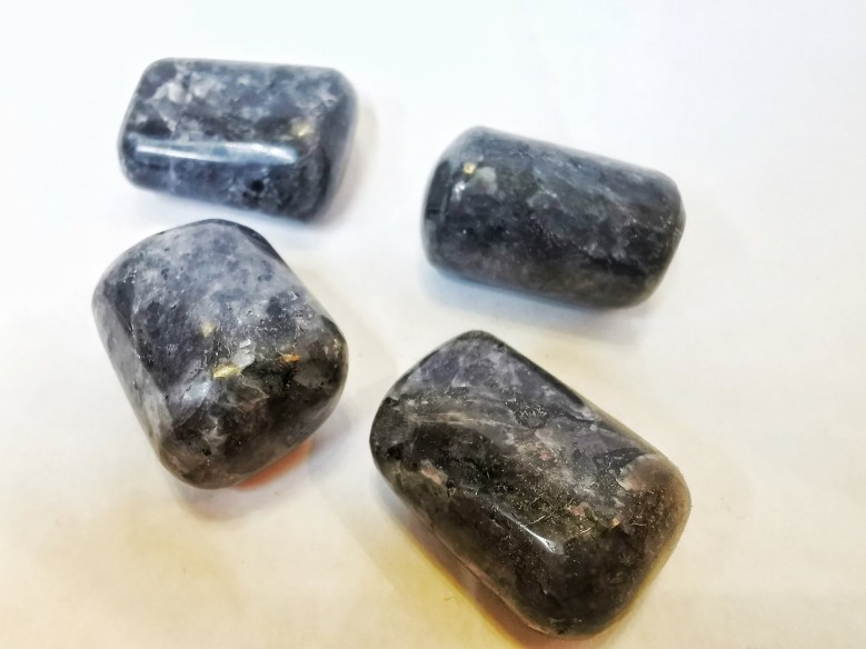 Canto rodado de larvikite tamaño 4