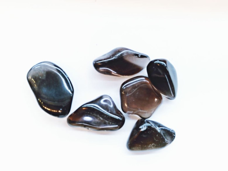 Canto rodado de obsidiana fumé tamaño 4
