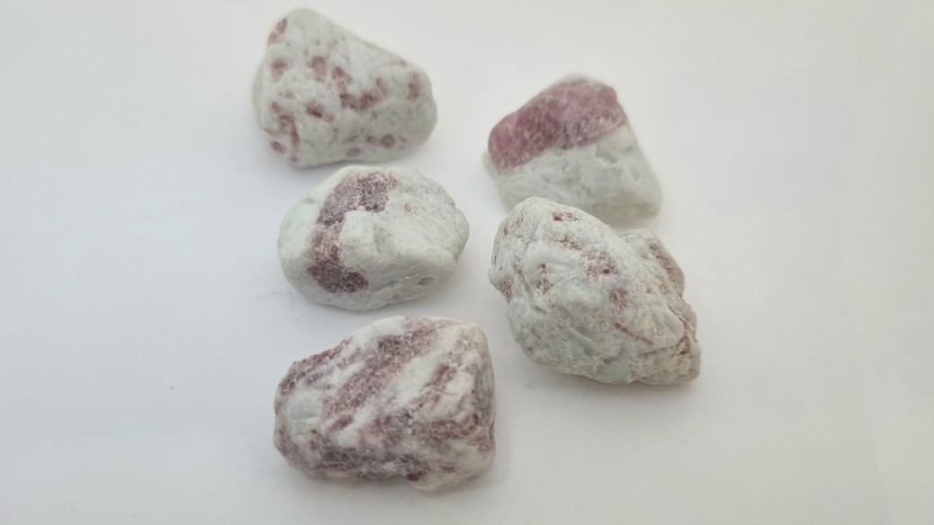 Canto rodado de turmalina rosa rubelita matrix tamaño 3
