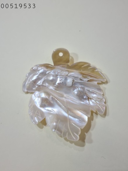 Mother-of-pearl with pearl leaf pendant at Cristalljoia Barcelona