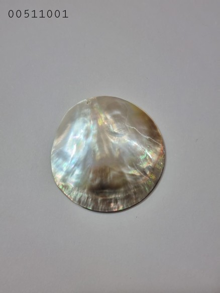 Grey mother-of-pearl disc pendant at Cristalljoia Barcelona