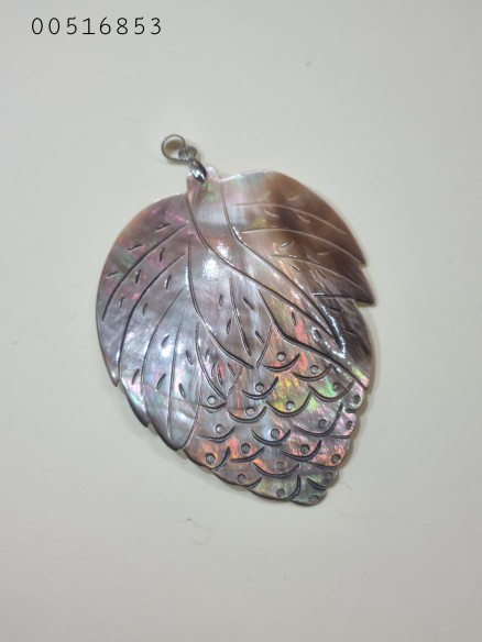 Grey mother-of-pearl leaf pendant at Cristalljoia Barcelona
