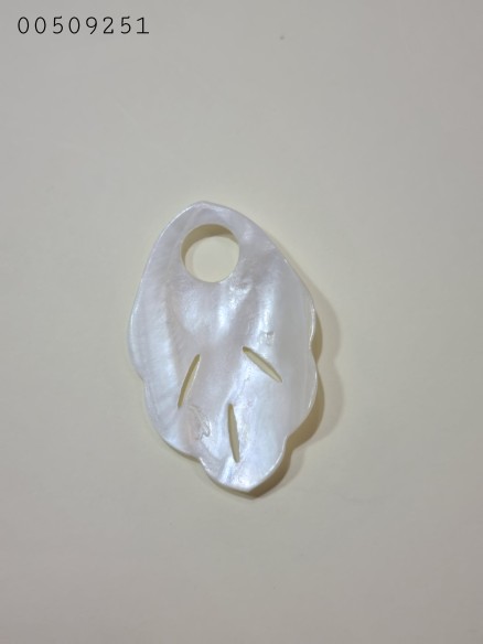 Mother-of-pearl leaf pendant at Cristalljoia Barcelona