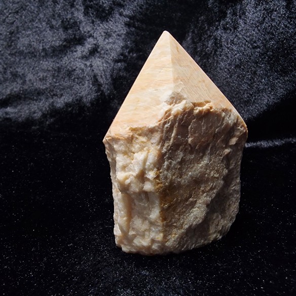 Feldspar polished point polished point at Cristalljoia Barcelona
