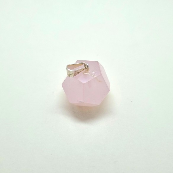 Colgante dodecaedro de cuarzo rosa