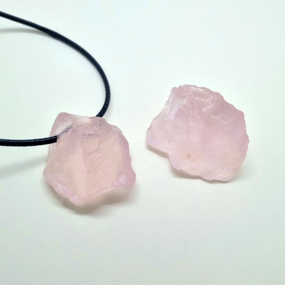Colgante mineral en bruto tamaño 2 de cuarzo rosa