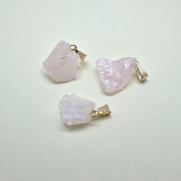 Colgante mineral en bruto en dorado de cuarzo rosa