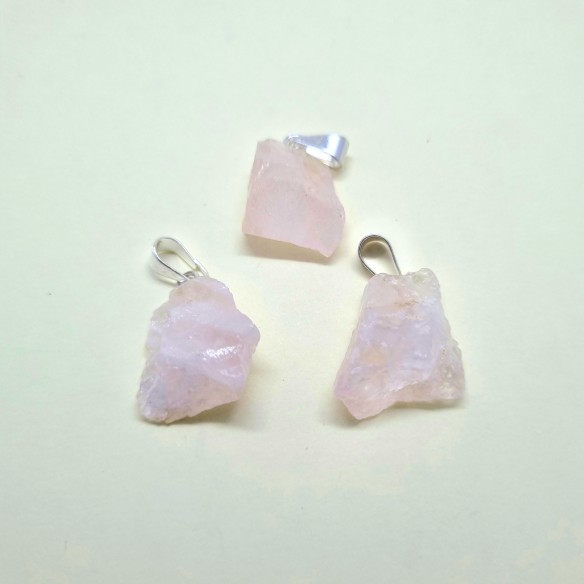 Colgante mineral en bruto en plateado tamaño 1 de cuarzo rosa