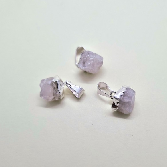 Colgante mineral en bruto en plateado tamaño 0 de cuarzo rosa