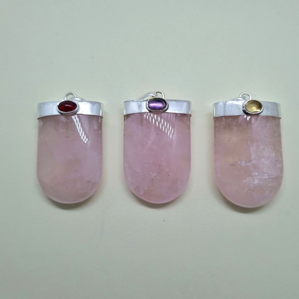 Colgante lengua con cabujón en plata de cuarzo rosa
