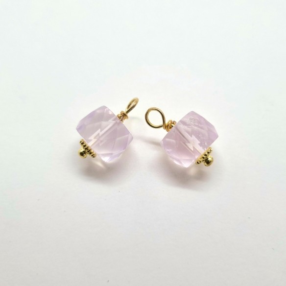 Colgante cilindro lapidado dorado 8mm de cuarzo rosa
