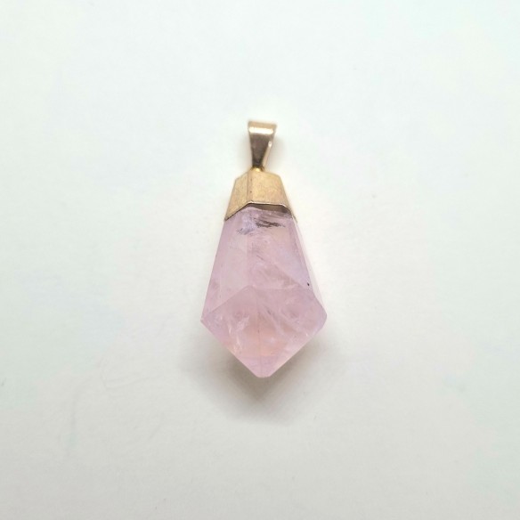 Colgante punta cónica en dorado de cuarzo rosa