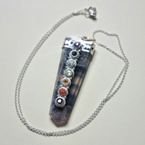 Colgante punta fluorita con cabujones chakras lapidados
