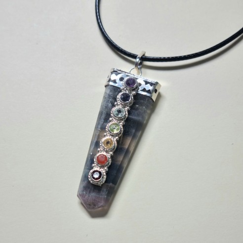 Colgante punta fluorita con cabujones chakras lapidados