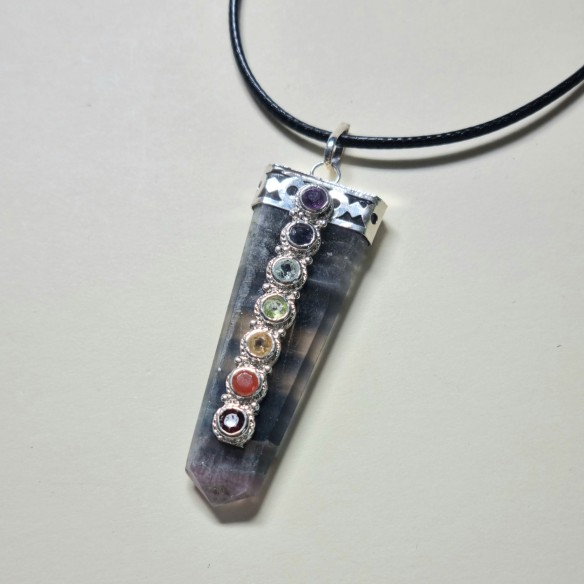 Colgante punta fluorita con cabujones chakras lapidados