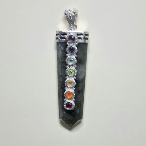 Colgante punta labradorita con cabujones chakras lapidados