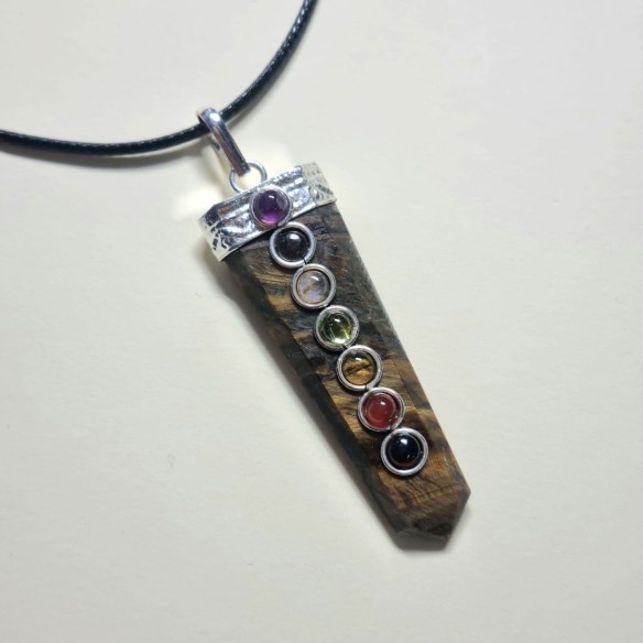 Colgante punta ojo de tigre con cabujones chakras