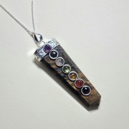 Colgante punta ojo de tigre con cabujones chakras