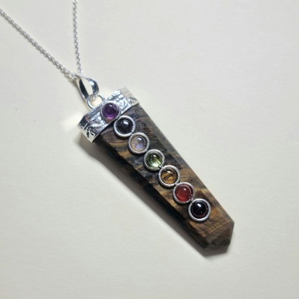 Colgante punta ojo de tigre con cabujones chakras