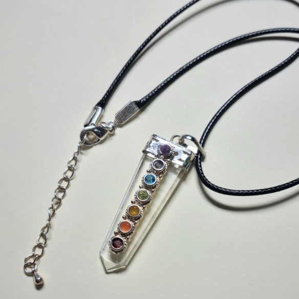 Colgante punta cuarzo con cabujones chakras lapidados