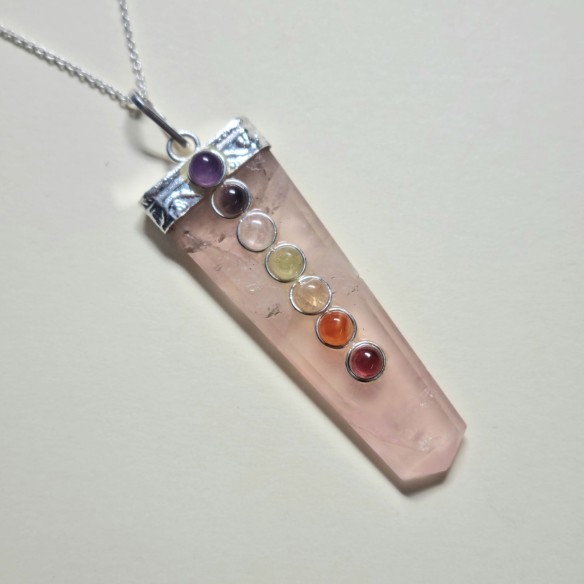 Colgante punta cuarzo rosa con cabujones chakras