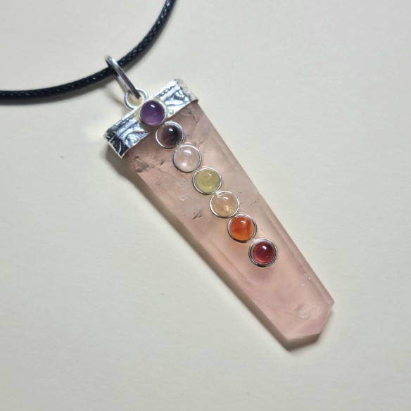 Colgante punta cuarzo rosa con cabujones chakras