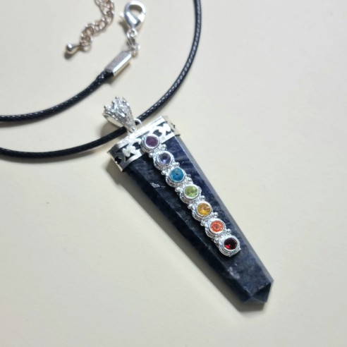 Colgante punta sodalita con cabujones chakras lapidados
