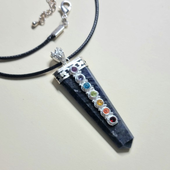 Colgante punta sodalita con cabujones chakras lapidados