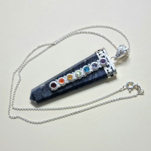 Colgante punta sodalita con cabujones chakras lapidados