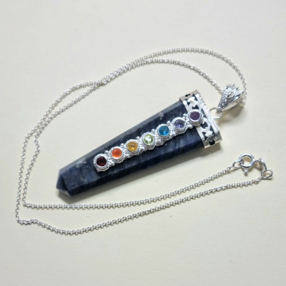 Colgante punta sodalita con cabujones chakras lapidados