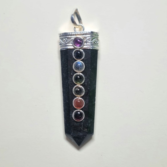Colgante punta turmalina con cabujones chakras