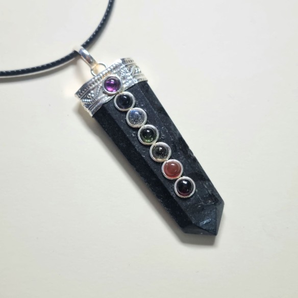 Colgante punta turmalina con cabujones chakras