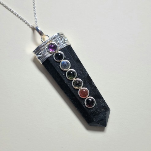 Colgante punta turmalina con cabujones chakras