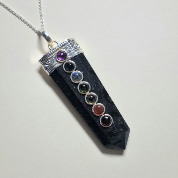 Colgante punta turmalina con cabujones chakras