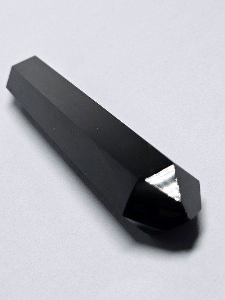 Punta pulida biterminada de obsidiana
