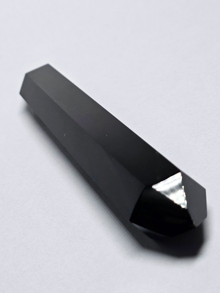 Punta pulida biterminada de obsidiana
