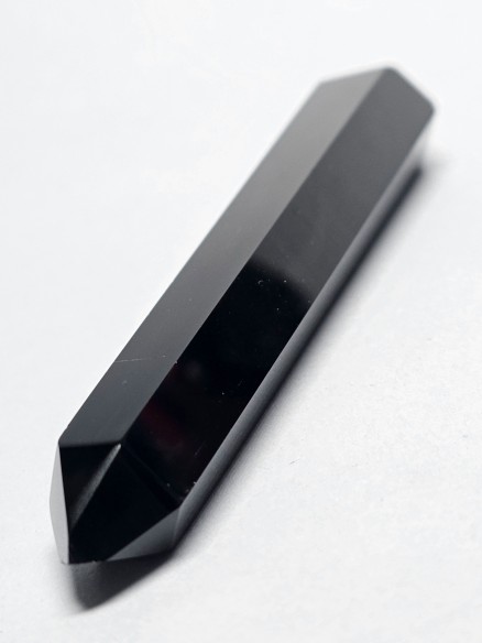 Punta pulida biterminada de obsidiana