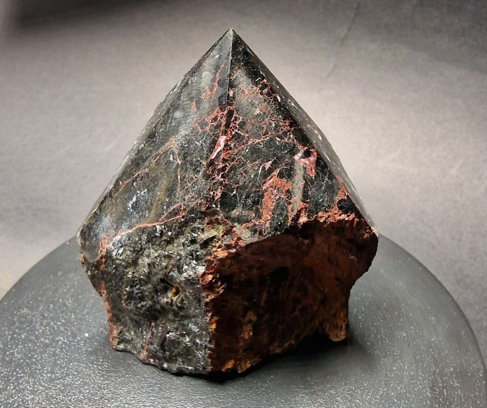 Punta pulida de turmalina negra