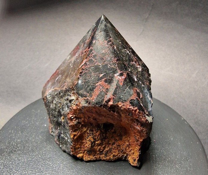Punta pulida de turmalina negra