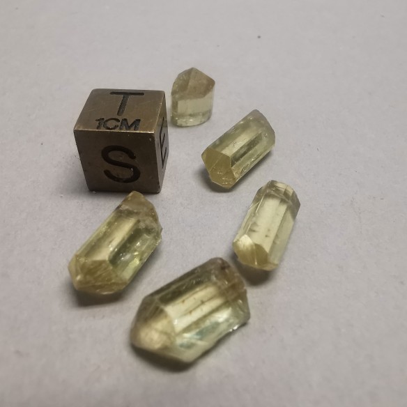 Green apatite mineral for collection – Mexico at Cristalljoia