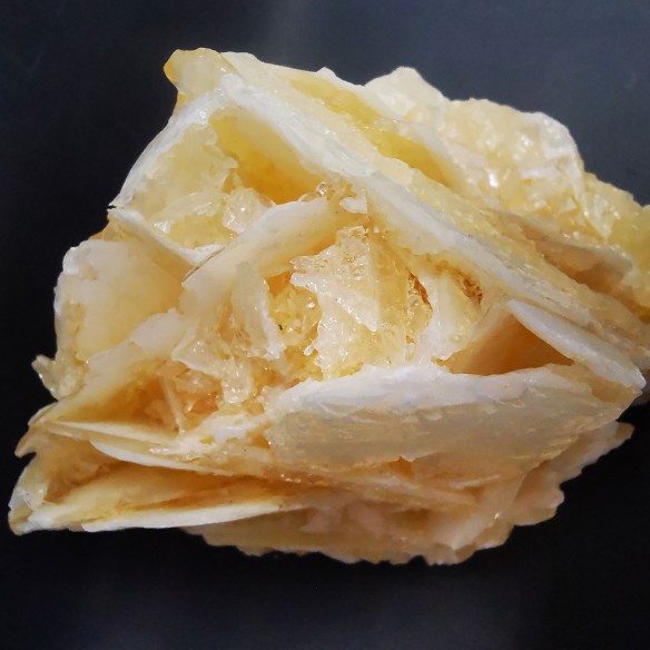 Yellow calcite mineral for collection – Mexico at Cristalljoia