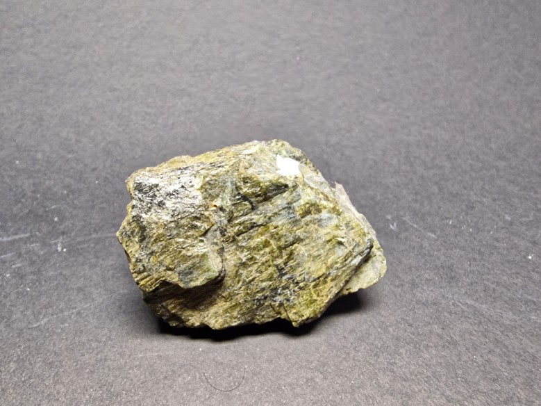 Epidote mineral for collection – Brazil at Cristalljoia Barcelona