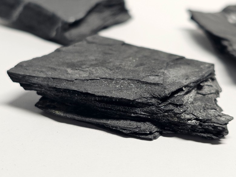 Graphite mineral for collection – Worldwide at Cristalljoia