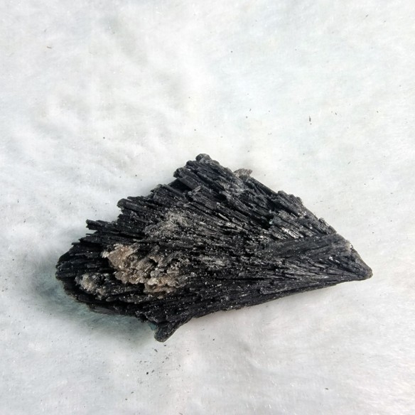 taramita - cianita negra - escoba de brujas